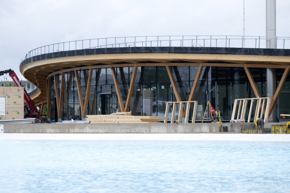 Ein bisschen gibt es noch zu tun: Deutschlands erster Surfpark soll im Juli Besucher willkommen heißen.