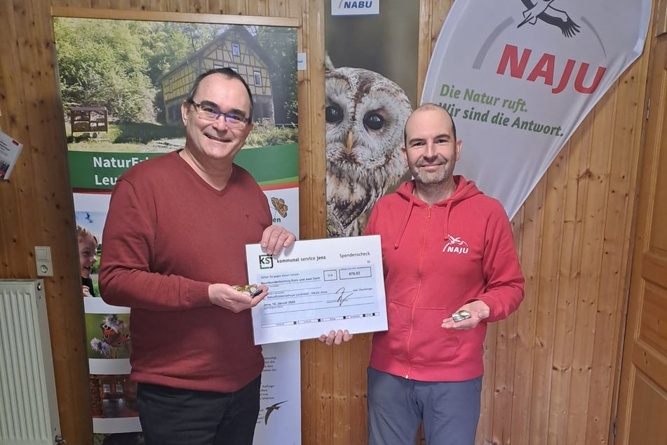 KSJ-Werkleiter Uwe Feige (l.) überreichte die Spende an Daniel Werner, Landesjugendkoordinator der NAJU Thüringen, in der NAJU-Landesgeschäftsstelle in Jena-Leutra.