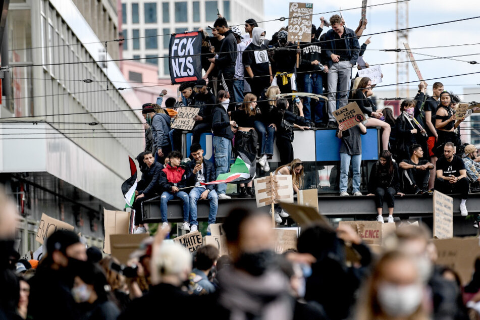 Teilnehmer einer Kundgebung protestieren auf dem Alexanderplatz gegen Rassismus und Polizeigewalt.