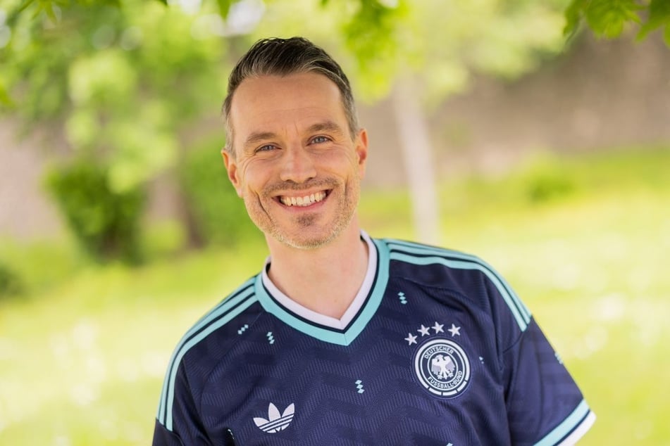Der 40-jährige Schauspieler lebt mit seiner Familie in Düsseldorf.