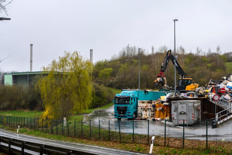 Am Weißen Weg wird der Müll von Chemnitz auf Lastzüge verladen, die ihn zur Verbrennungsanlage nach Sachsen-Anhalt bringen.
