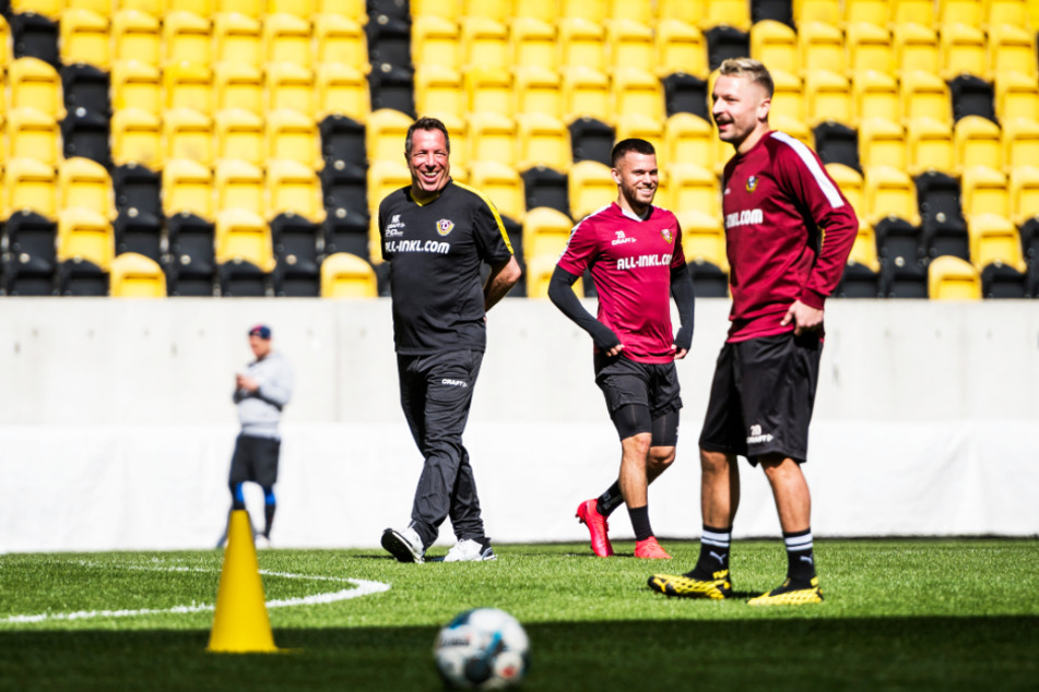 Die Freude war allen anzusehen: Dynamo-Coach Markus Kauczinski (l.), Sascha Horvath und Patrick Ebert (r.) lachten mit der Sonne um die Wette.