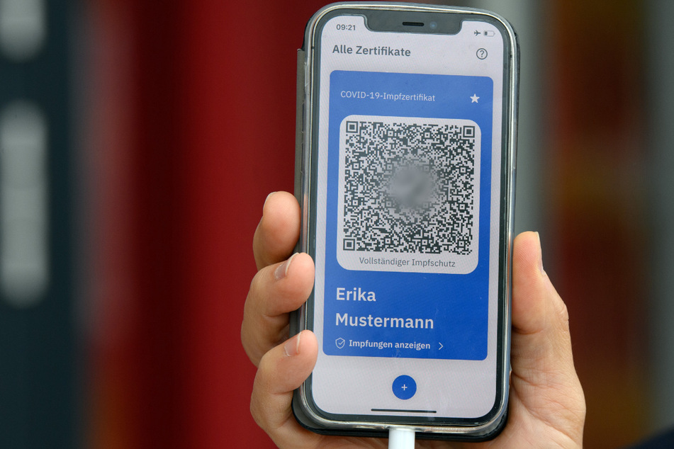 Holger Rostek, stellvertretender Vorsitzender der Brandenburger Kassenärztlichen Vereinigung (KVBB), zeigt während eines Pressetermins im Impfzentrum Babelsberg in der Metropolishalle den Digitalen Impfpass.