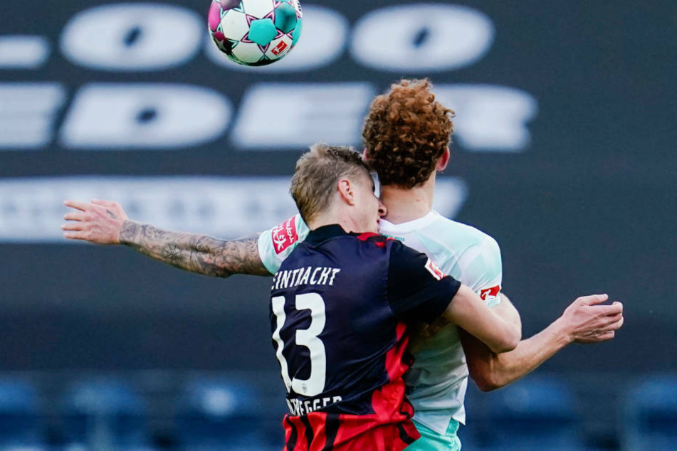 In der ersten Halbzeit eine Partie zum Wegschauen: Der Frankfurter Martin Hinteregger (l.) und Werders Josh Sargent im Kopfball-Zweikampf.