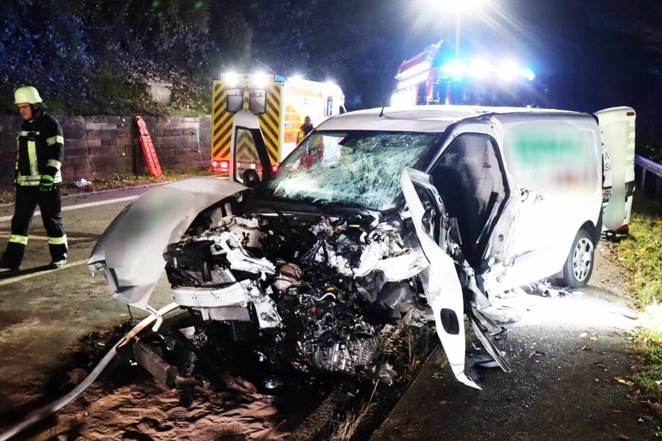 Ein Kleintransporter wurde bei dem Unfall schwer beschädigt.