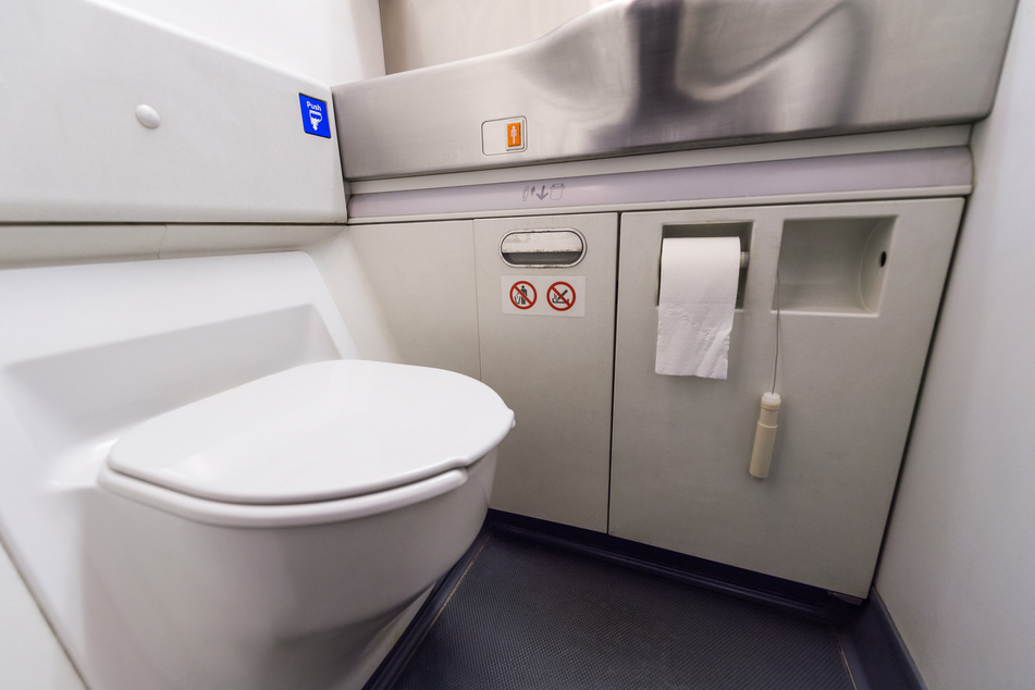 Weil er auf der Bordtoilette eines Flugzeugs rauchte, hat ein Passagier (24) am Sonntag den Feueralarm in der Maschine ausgelöst. (Symbolbild)