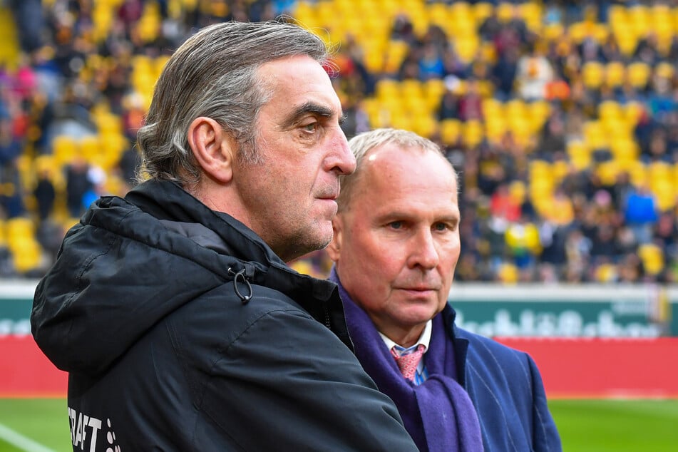 Beide schauen gespannt, was jetzt auf sie zukommt: Dynamos Sportgeschäftsführer Ralf Minge (l.) und Aues Präsident Helge Leonhardt.