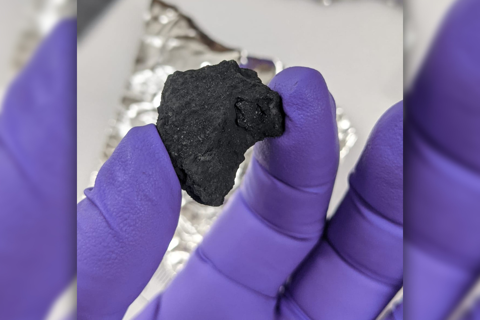 Eines der seltenen Meteoriten-Teile, die Anwohner der Grafschaft Gloucestershire auf ihren Grundstücken gefunden haben.
