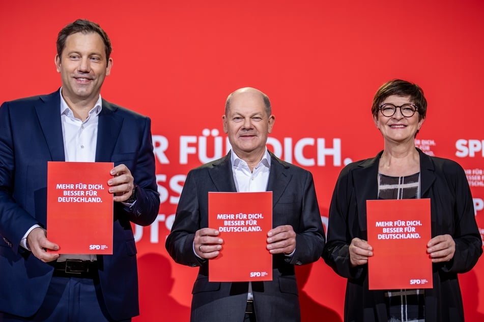 Kanzler Olaf Scholz (66, SPD, M.) und die beiden Parteichefs Saskia Esken (63) und Lars Klingbeil (46) stellten ihren Entwurf für das Wahlprogramm zur kommenden Bundestagswahl vor.