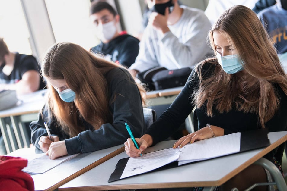 In Berlin gilt für Schülerinnen und Schüler mindestens bis Oktober weiterhin Maskenpflicht. (Symbolbild)