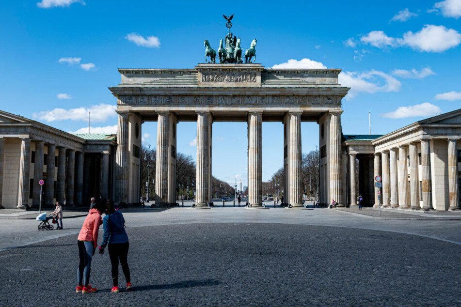 Corona macht es möglich: Zwei Joggerinnen vor einem menschenleeren Brandenburger Tor. (Archivbild)