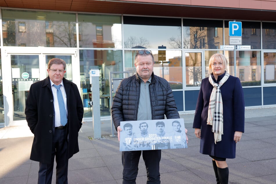 Stellvertretender CFC-Vorstandsvorsitzender Siegfried Rümmle (l.), Sponsor Jürgen Thomas (Mitte) und CFC- Vorstandsvorsitzende Romy Polster (r.) vor dem Amtsgericht Chemnitz.