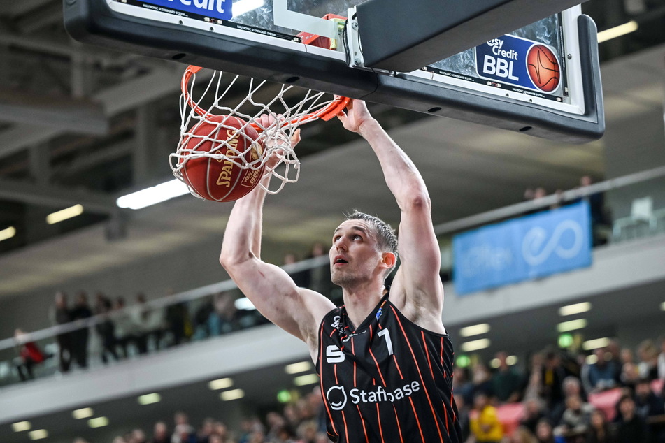 Niners-Kapitän Jonas Richter (26) will heute Abend mit seiner Mannschaft im ersten Finalduell um den FIBA Europe Cup gegen Bahcesehir Istanbul vorlegen.