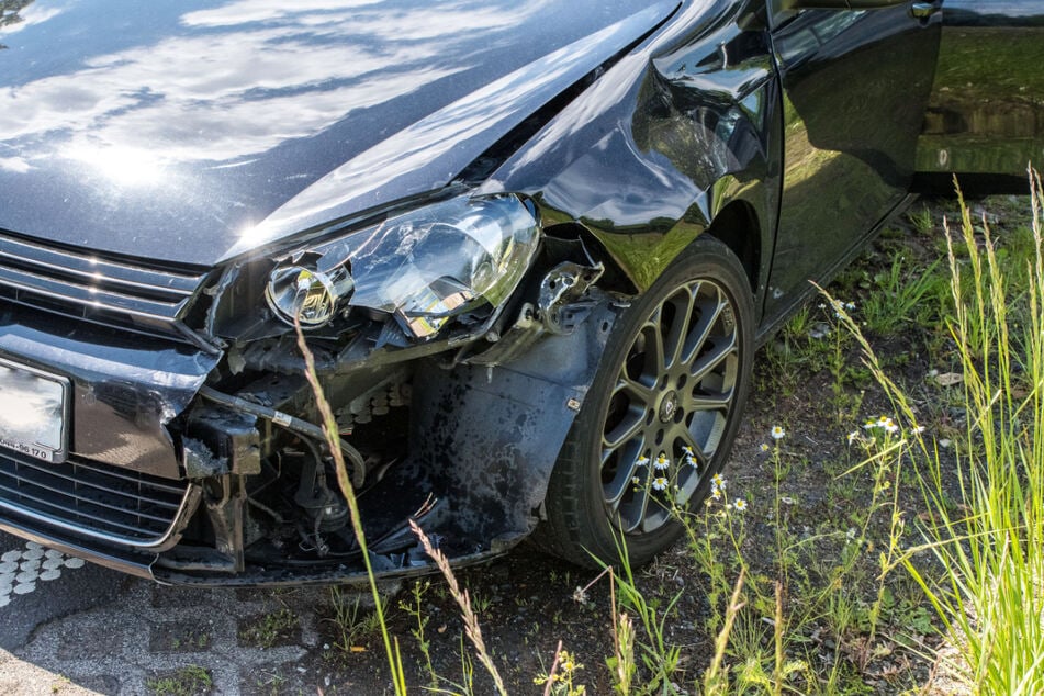 An einem Motorrad sowie an einem VW Golf entstand jeweils Sachschaden, die Kreuzung B276/K141 bei Schotten wurde gesperrt.