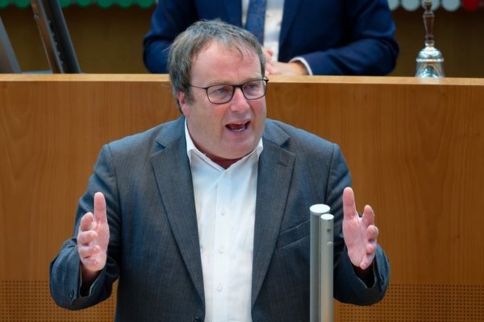NRW-Verkehrsminister Oliver Krischer (56, Grüne) kritisiert das Krisenmanagement der Bahn heftig. (Archivbild)