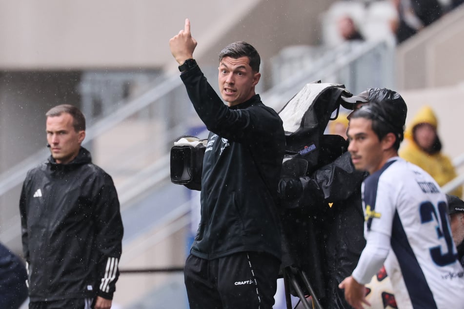 Co-Trainer Robin Hintz stand für den gesperrten Coach Torsten Ziegner bei Lok Leipzig an der Seitenlinie.