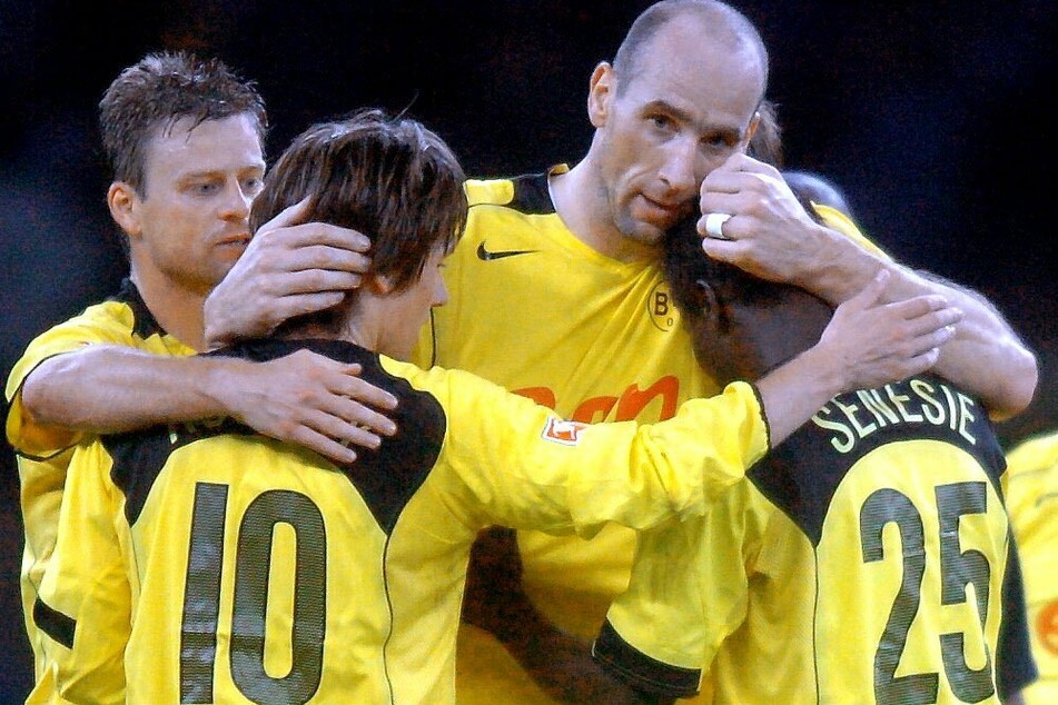 Jan Koller (m.) mit seinen ehemaligen Dortmunder Teamkollegen Christian Wörns (l.), Tomáš Rosický (2. v. l.) und Sahr Senesie (r.).