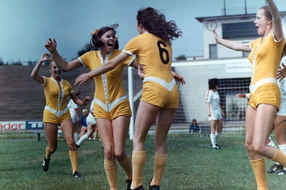 Niveau und Trikots im Frauen-Fußball haben sich seit den Dreharbeiten verändert.