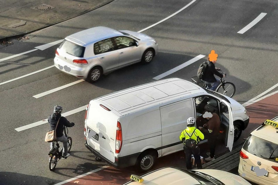 Der Paketbote parkte dreist und verboten auf dem roten Radweg bei durchgezogener Linie. Eine Mitarbeiterin des Ordnungsamtes griff ein.