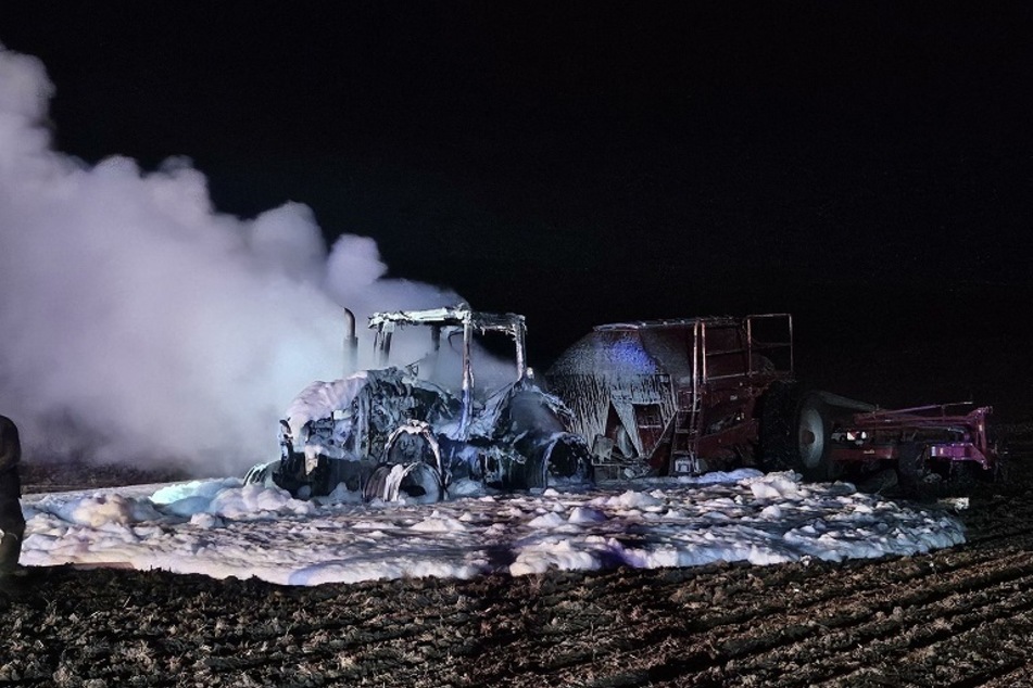 Ein Traktor hatte im Landkreis Harz einen Strommast gerammt und wurde dadurch in Brand gesetzt.
