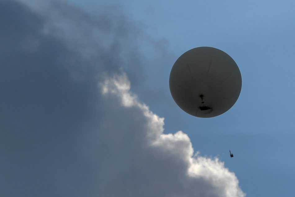 Wetterballons des DWD, ausgestattet mit einer Radiosonde, steigen zweimal pro Tag in den deutschen Luftraum auf.