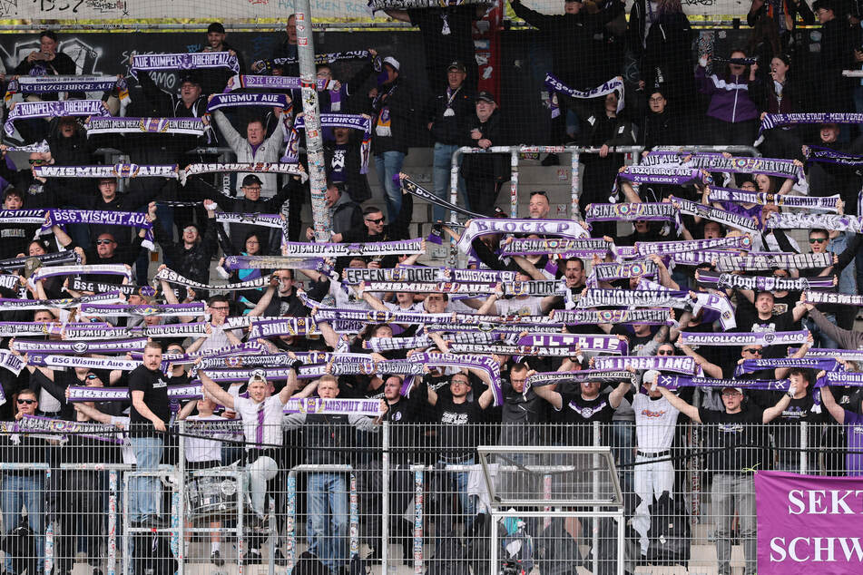 Mehrere Aue-Fans waren nach Stuttgart gereist, um ihre Mannschaft anzufeuern. Immerhin konnte der vorzeitige Gang in die Regionalliga Nordost verhindert werden.