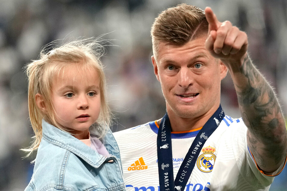Toni Kroos (32) feiert mit Tochter Amelie (5) auf dem Arm den Triumph von Real Madrid in der Champions League.