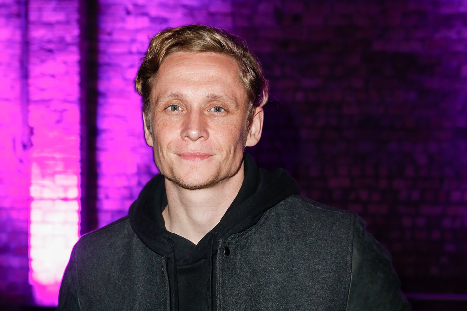 Matthias Schweighöfer (40) ist derzeit im Zombie-Schocker "Army Of The Dead" beim Streamingdienst Netflix zu sehen. Dort spielt er einen tollpatschigen Safeknacker.