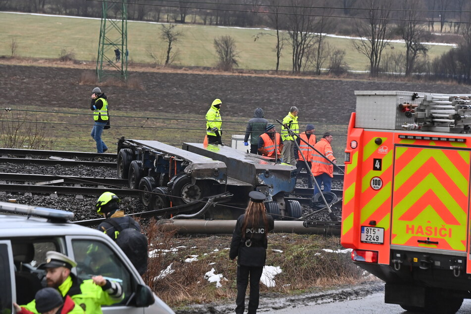 Rettungskräfte räumen die Unfallstelle auf.