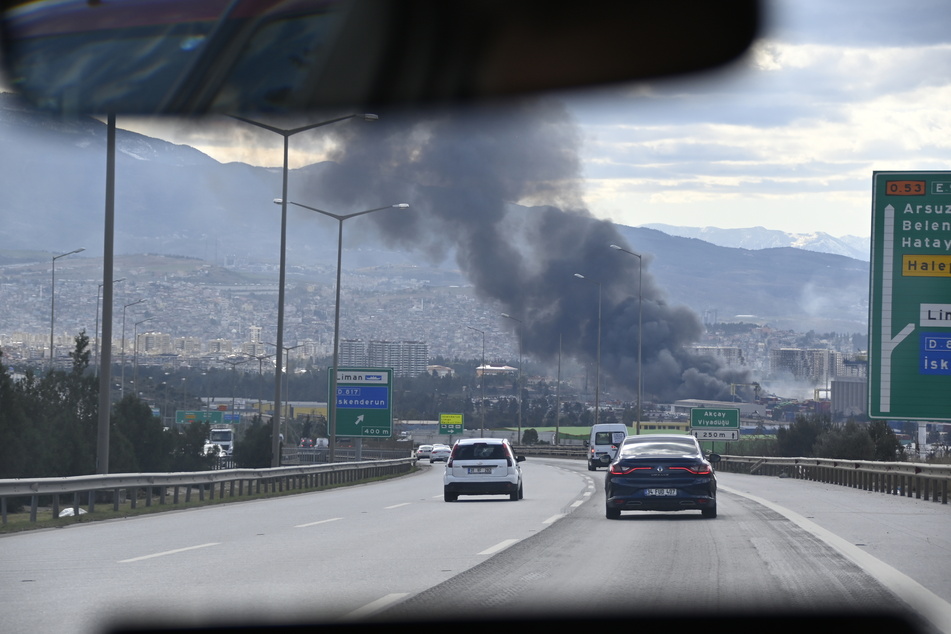 Nachdem in Iskenderun bereits der Hafen infolge des Erbeben in Flammen stand, wurden nun auch die Straßen der türkischen Stadt überflutet.