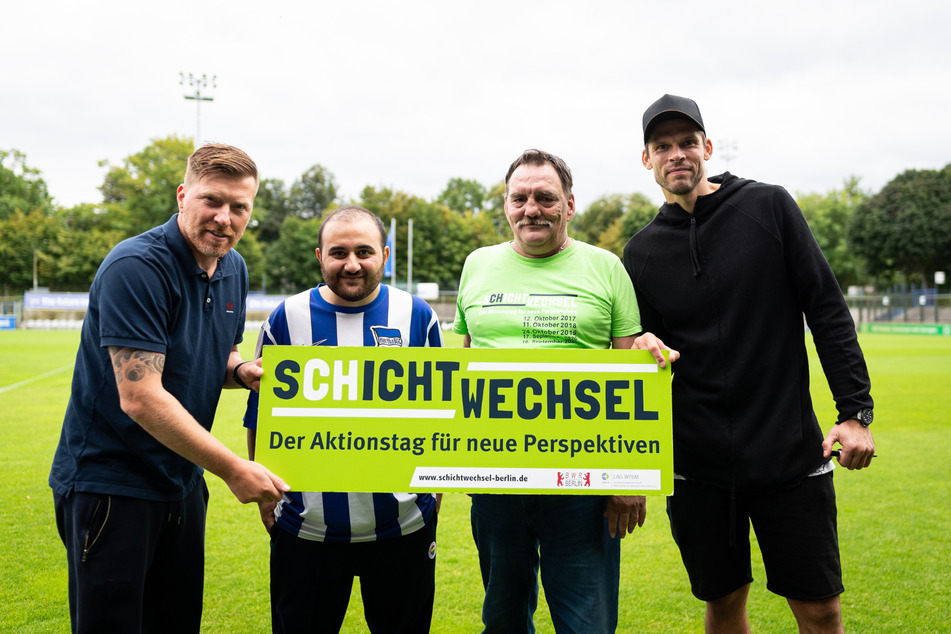 Die Besucher von Hertha BSC durften Co-Trainer Zecke Neuendorf (46, l.) und Torwart Rune Jarstein (36, r.) mit Fragen durchlöchern.