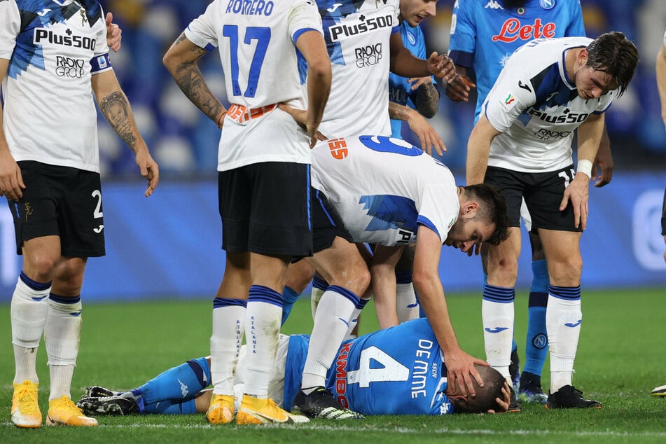 Diego Demme (29) blieb nach einem Kopftreffer auf dem Rasen liegen. Die Sanitäter mussten ihn letztendlich vom Platz tragen.