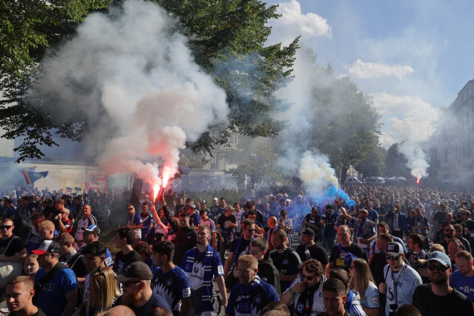 Die Fans des HSV haben auf ihrem Fanmarsch für ordentlich Stimmung gesorgt. Dazu wurden auch vereinzelt Rauchtöpfe gezündet.