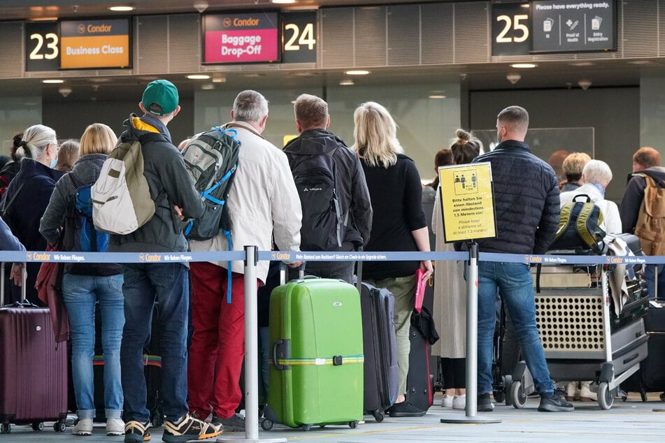 Reisende warten mit Gepäck am Check-in am Flughafen Leipzig/Halle. Man prüft derzeit, wie die Abläufe dort noch optimiert werden können.