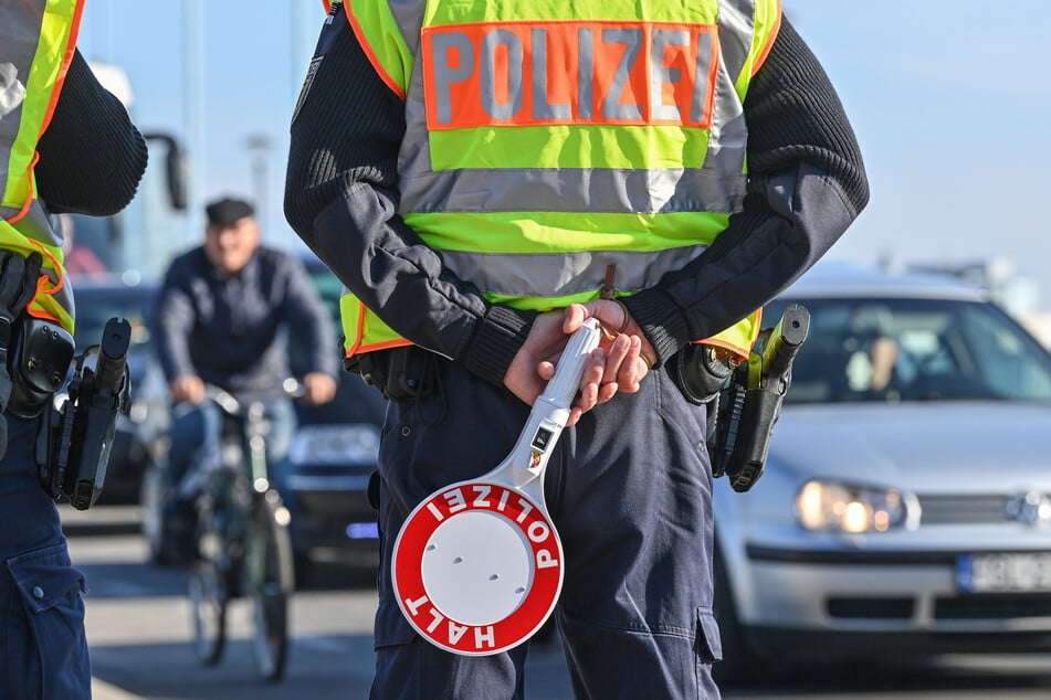 Ein Bundespolizist steht an der Grenze zu Polen. (Symbolbild)