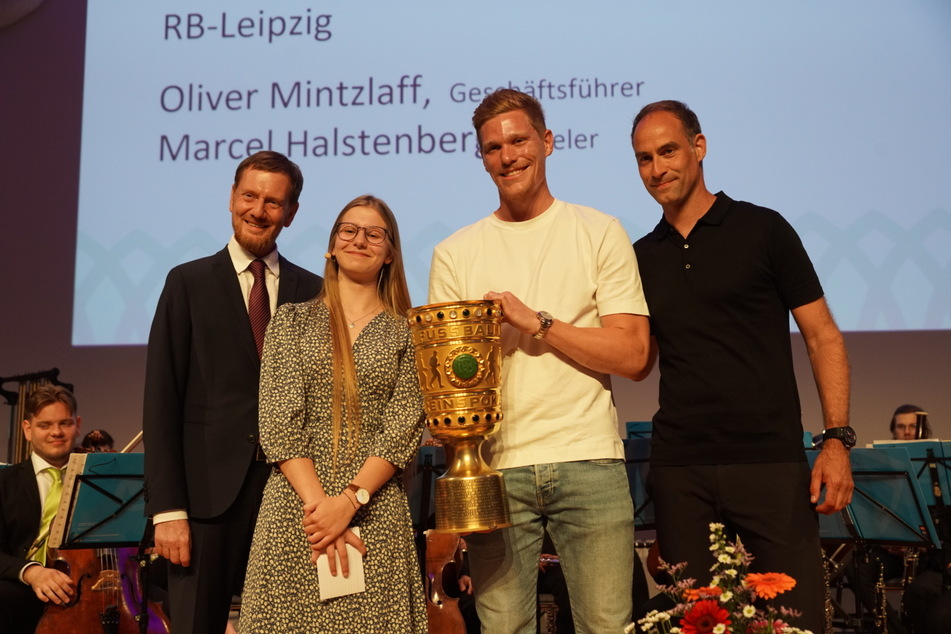 MP Michael Kretschmer (47) und Moderatorin Lilly Härtig vom Landesschülerrat gratulierten den DFB-Pokalsiegern des RB Leipzig, vertreten durch Marcel Halstenberg (30) und Oliver Mintzlaff (46).