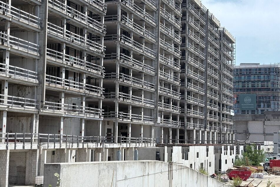 Im April vergangenen Jahres hatte die Messestadt den Elfgeschosser von der CG Gruppe erworben. Der Plan damals: Den Rohbau abreißen und ein neues Verwaltungszentrum errichten.