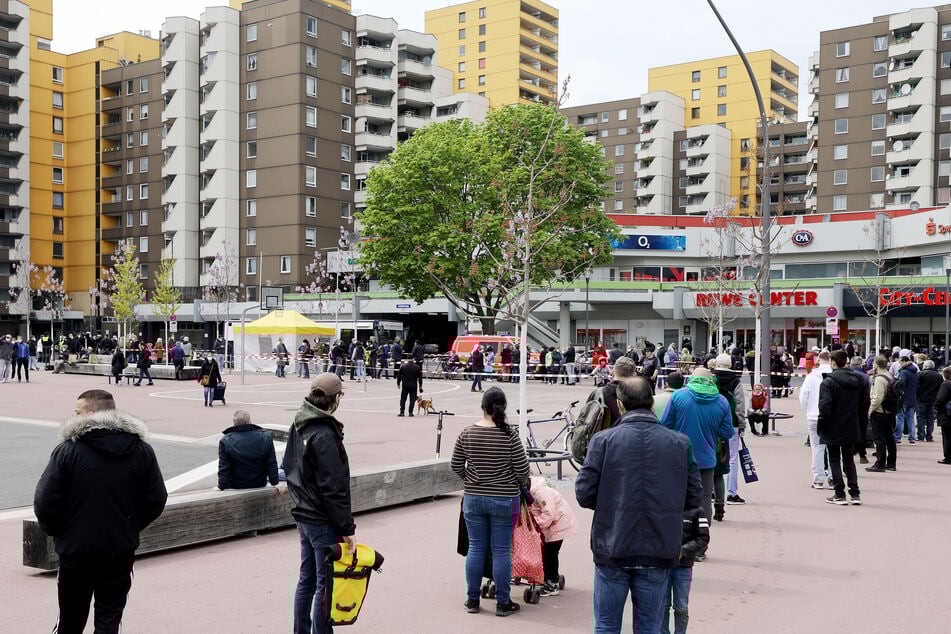 Das Kölner Impf-Projekt in sozialen Brennpunkten wie den Hochhaussiedlungen des Stadtteils Chorweiler ist vorerst ausgesetzt. (Symbolfoto)