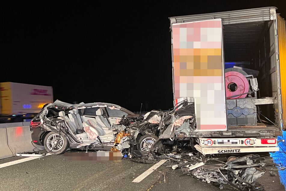 Eine Porsche-Fahrerin raste mit ihrem SUV in das Stauende des vorherigen Unfalls. Ihre Beifahrerin verstarb noch vor Ort.