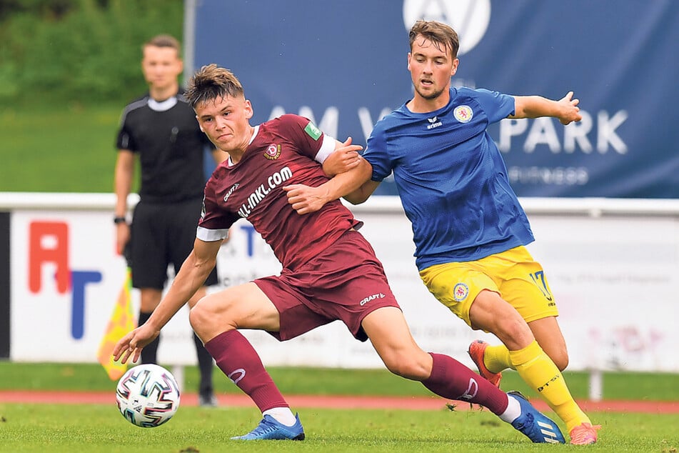 Maximilian Großer (l.) im Sommer 2020 im Dynamo-Trikot. Das war im Thüringen-Camp in Heilbad Heiligenstadt im Test gegen Braunschweig.