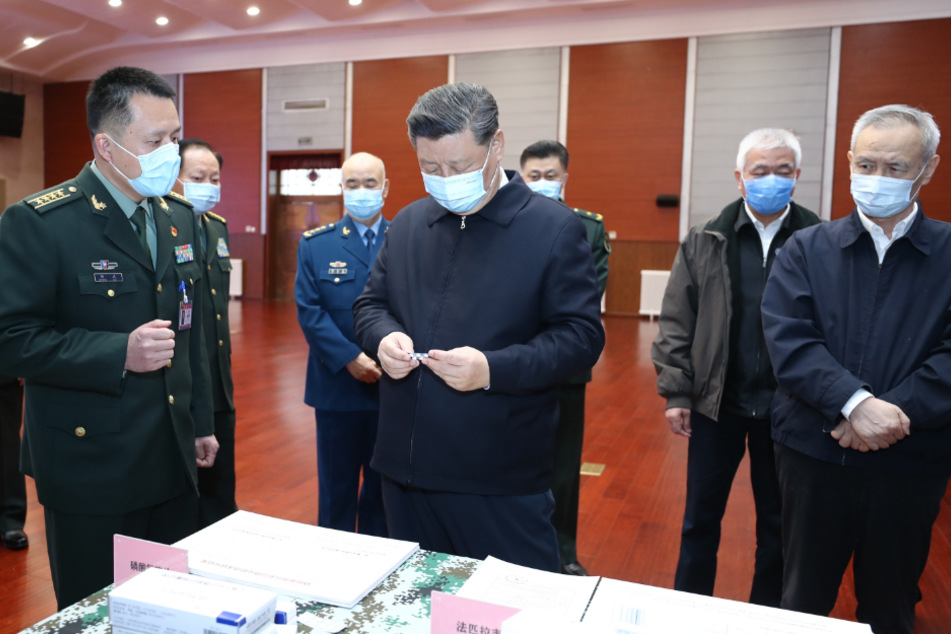 Chinas Präsident Xi Jinping informiert sich während eines Besuchs in der Akademie für Militärmedizin über die Fortschritte bei der Forschung und Anwendung von Impfstoffen und Medikamenten gegen das Coronavirus.
