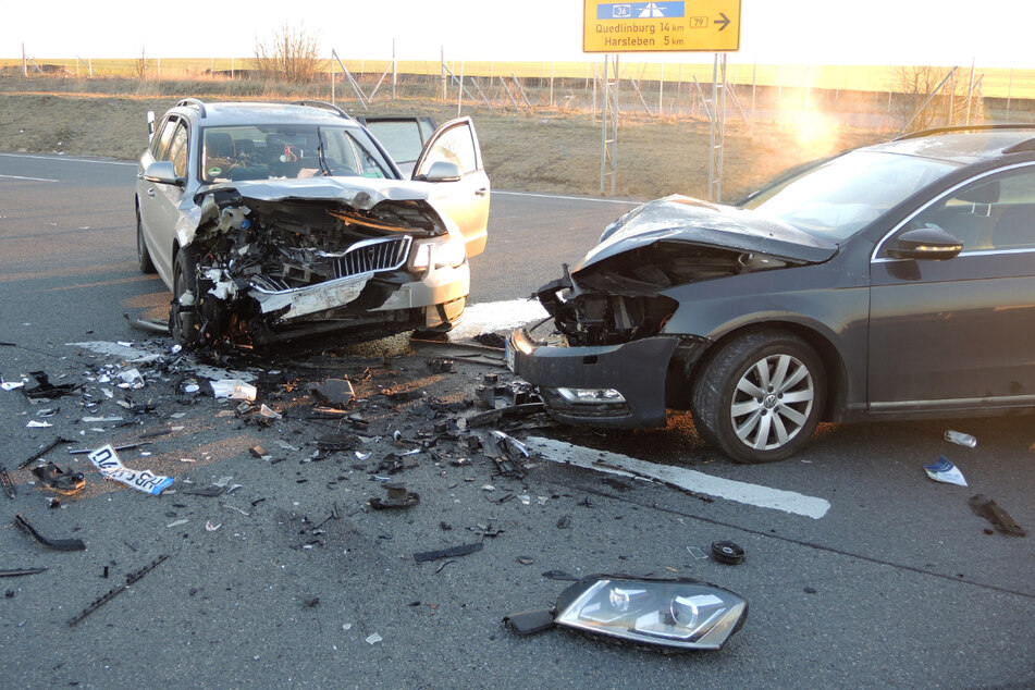 VW-Fahrer übersieht Skoda, dann kracht es: Zwei Verletzte bei Unfall auf der B79
