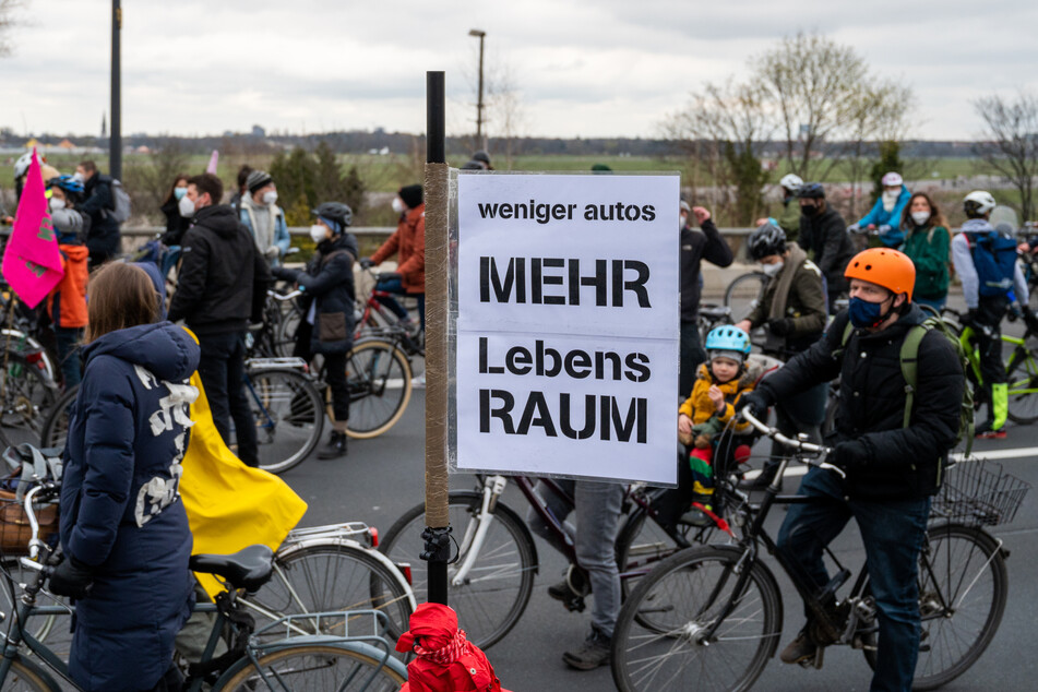 Über 2000 Teilnehmer waren mit einem Fahrradkorso auf der A100 unterwegs.