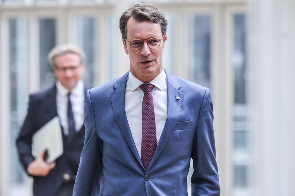 Mit seiner Regierung wollte NRW-CDU-Chef Hendrik Wüst (49) eigentlich Eltern bei den Kita-Gebühren entlasten.