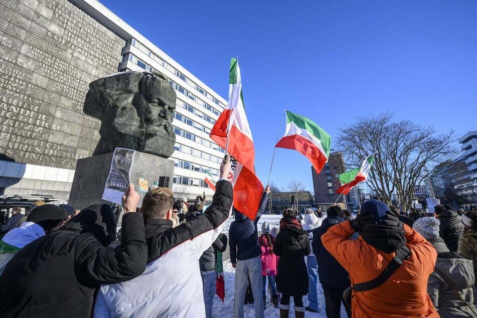 Chemnitz: Iran-Protest in Chemnitz: Fast 100 Demonstranten hoffen auf Ende des Mullah-Regimes