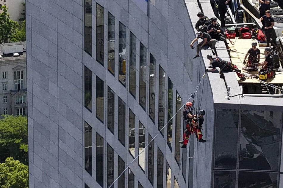 Leipzig: Hoch über der Stadt: Leipziger Feuerwehr knackt spektakulären Weltrekord