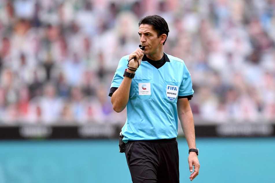 Referee Deniz Aytekin (43) hat mit seiner Gelb-Roten Karte für Mo Dahoud (25) beim Spiel zwischen Borussia Mönchengladbach und dem BVB für Aufsehen gesorgt.
