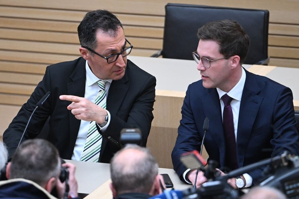 Die letzten Wochen vor dem Wahltag am 8. März waren vom Zweikampf zwischen Cem Özdemir (60, Grüne, l.) und Manuel Hagel (37, CDU) geprägt.