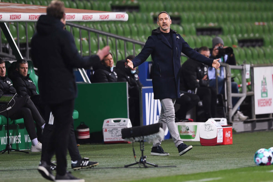 Eintracht Frankfurts Coach Adi Hütter (r.) und Werder-Trainer Florian Kohfeldt diskutieren am Spielfeldrand.