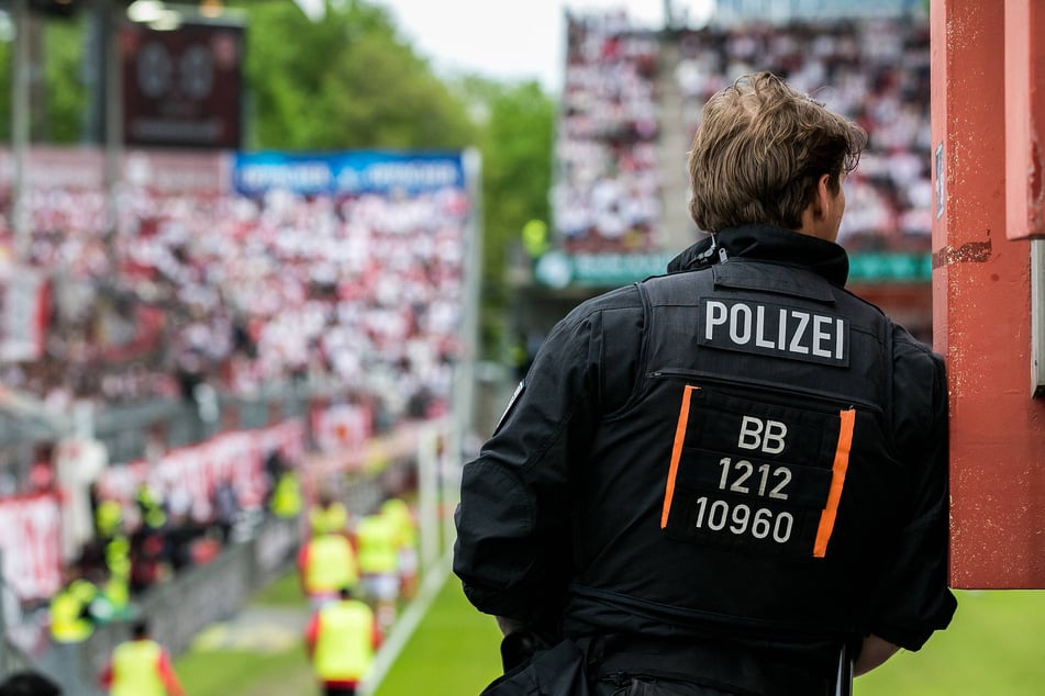 Brandenburg will seine Fußballvereine nicht an den Mehrkosten bei Hochrisikospielen beteiligen. (Archivfoto)